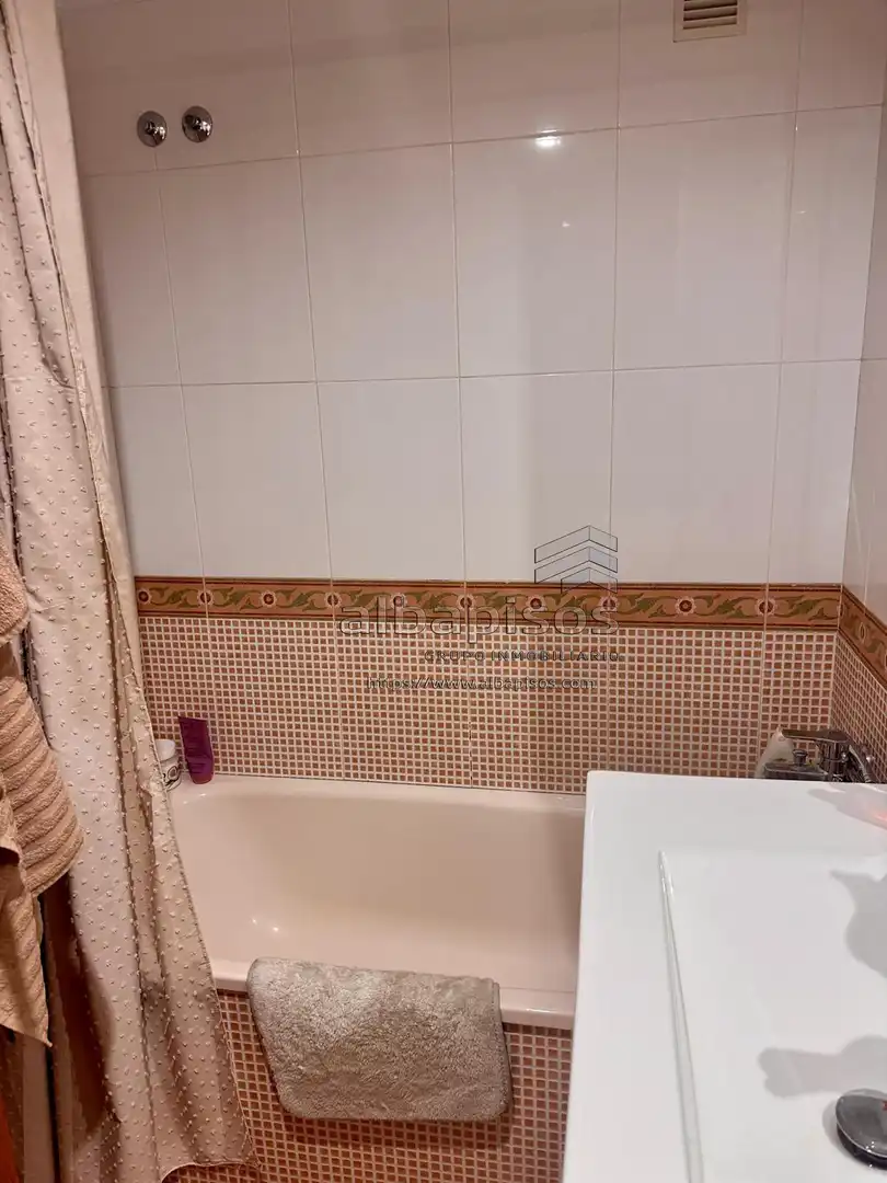 Baño de Apartamento en venta en Albacete con Aire acondicionado, Calefacción y Amueblado