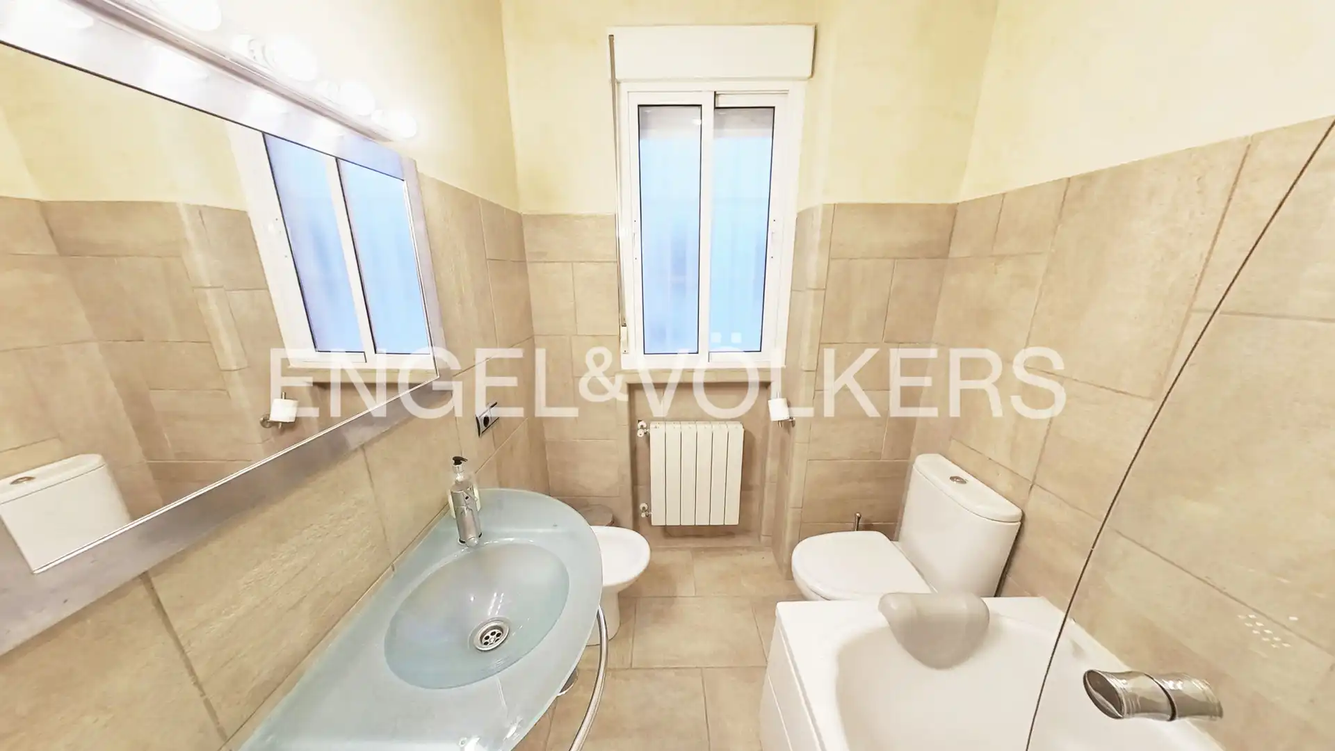 Bathroom of Flat for sale in Sevilla  with Air Conditioner, Heating and Terrace