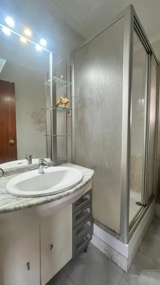 Bathroom of Flat for sale in Cornellà de Llobregat