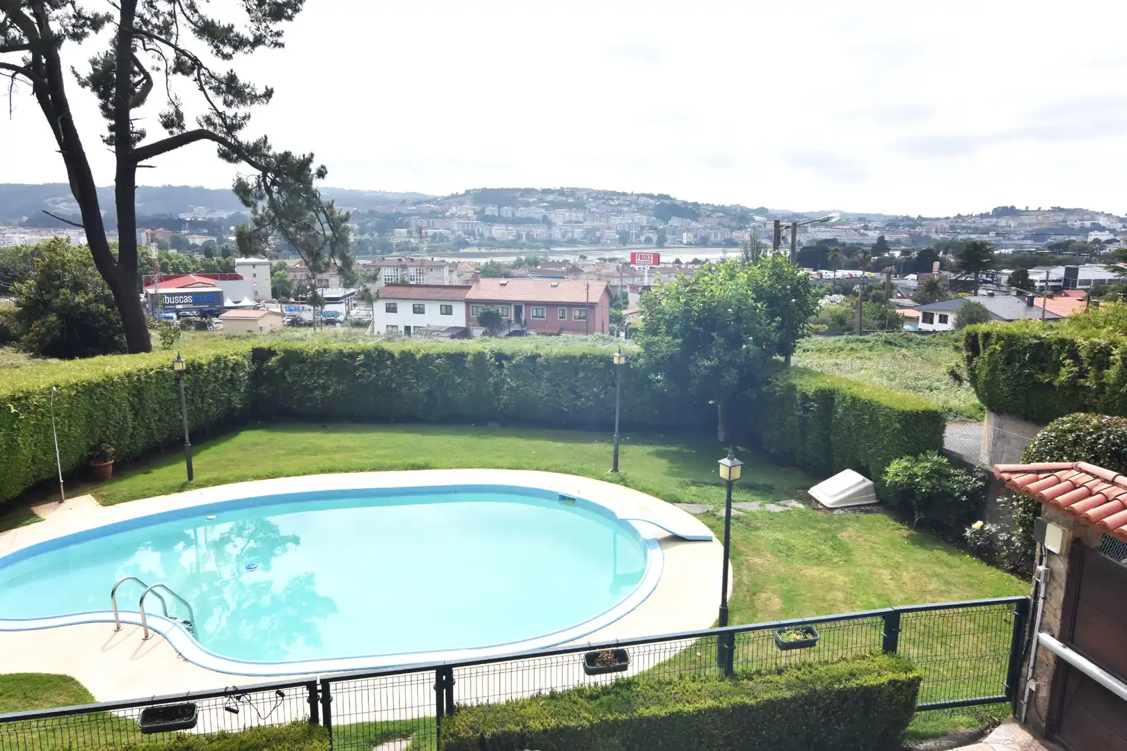 Piscina de Casa o chalet en venta en Oleiros con Calefacción, Jardín privado y Parquet