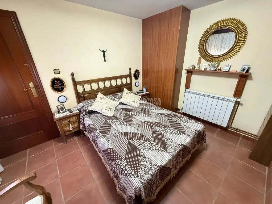 Habitación de Casa adosada en venta en Lucillos con Aire acondicionado y Calefacción