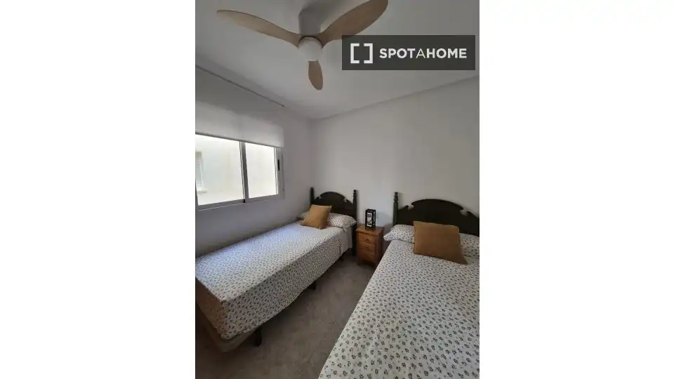 Dormitori de Apartament per a compartir en Santa Pola amb Aire condicionat, Terrassa i Moblat