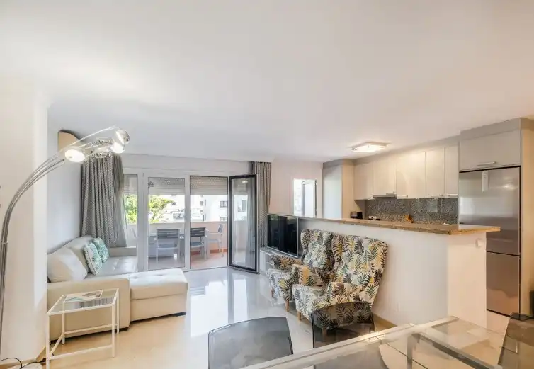 Sala d'estar de Apartament en venda en Marbella amb Aire condicionat, Calefacció i Jardí privat