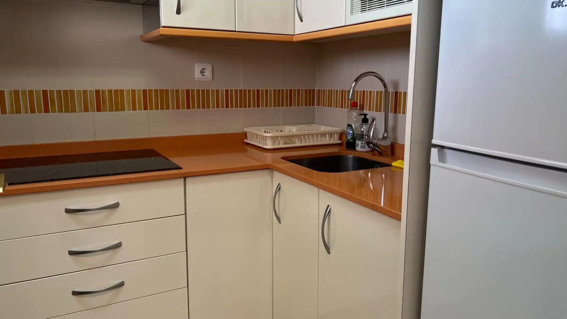 Küche von Wohnung zum Verkauf in Benidorm mit Klimaanlage und Möbliert