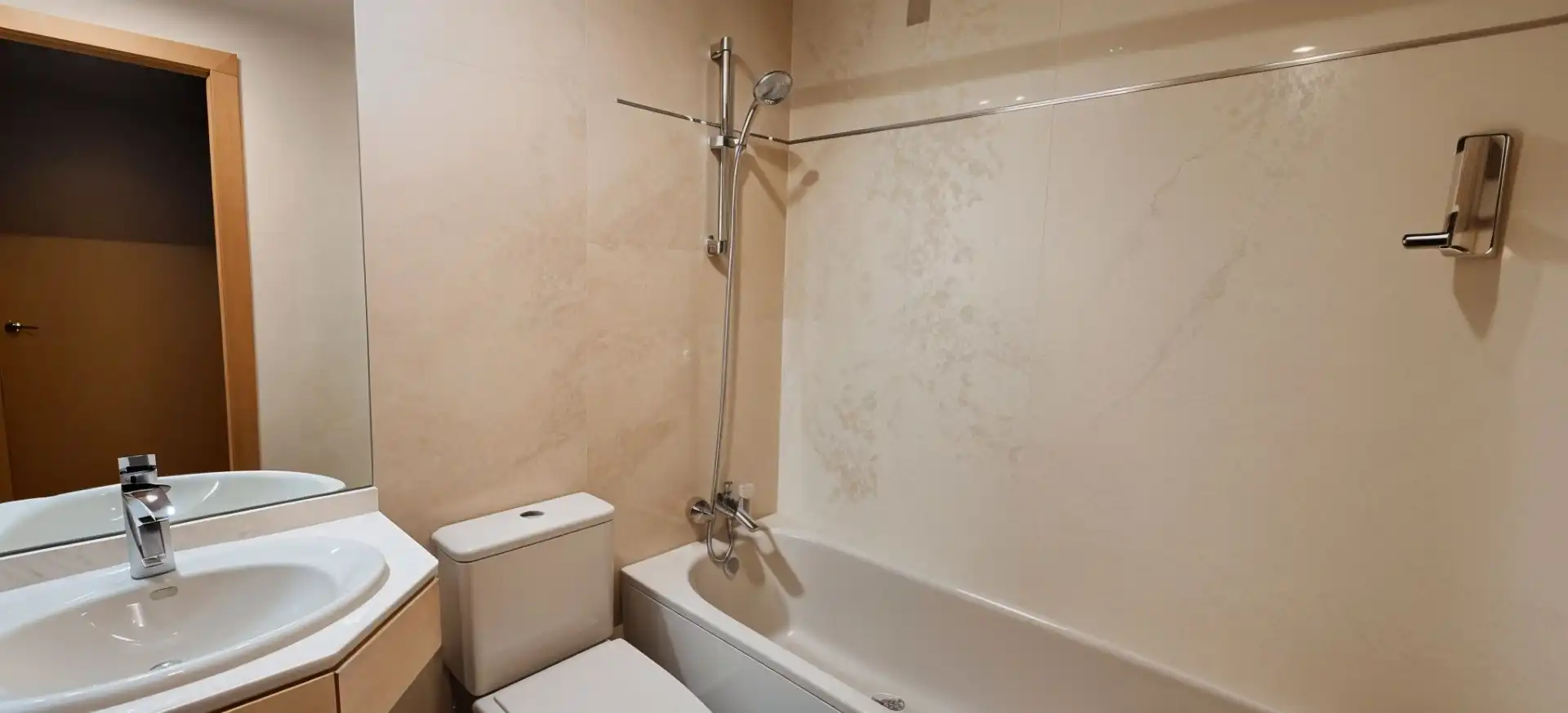 Baño de Piso en venta en Madrid con Calefacción, Terraza y Trastero