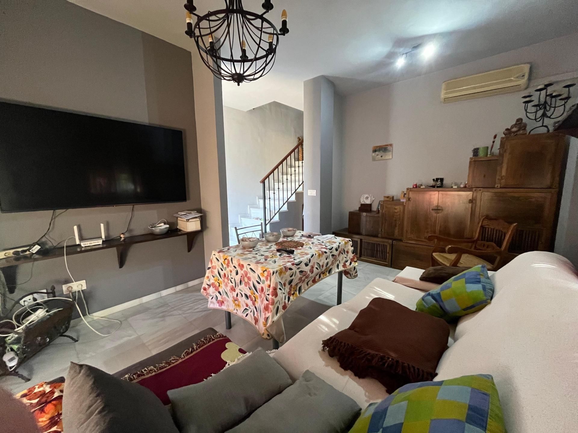 Sala d'estar de Casa adosada en venda en Huévar del Aljarafe amb Terrassa i Balcó