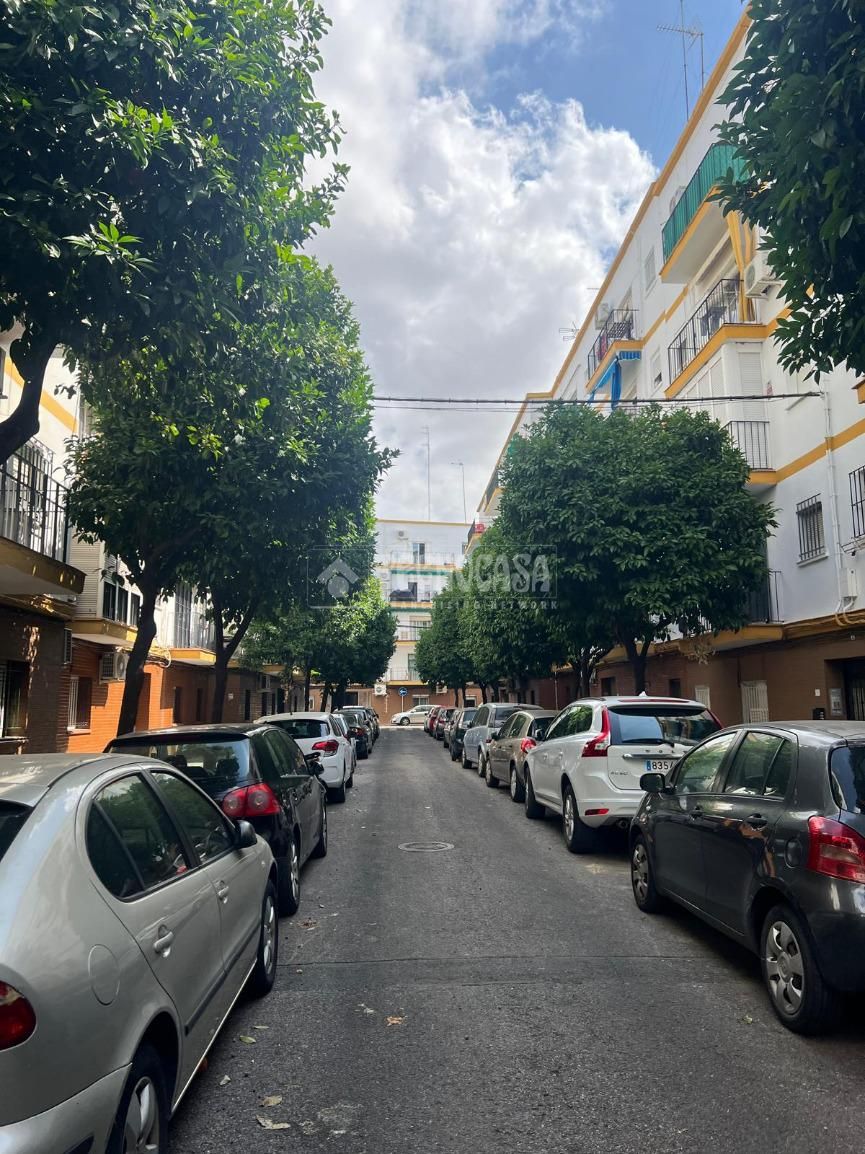 Exterior view of Flat for sale in  Sevilla Capital  with Air Conditioner