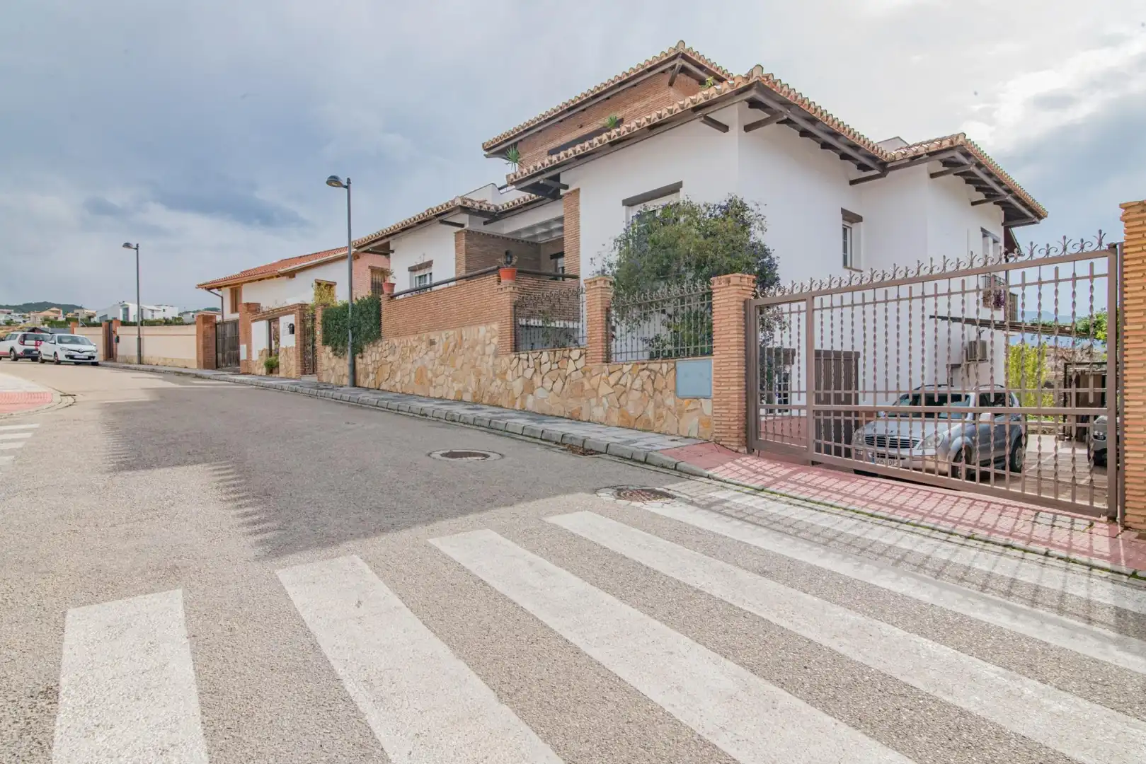Vista exterior de Casa o xalet en venda en La Zubia amb Calefacció, Jardí privat i Terrassa