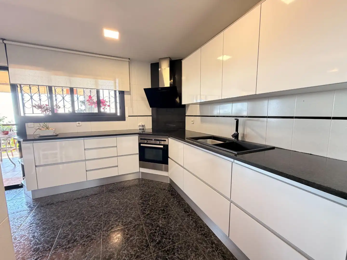 Cuina de Casa o xalet en venda en Mataró amb Calefacció, Terrassa i Traster