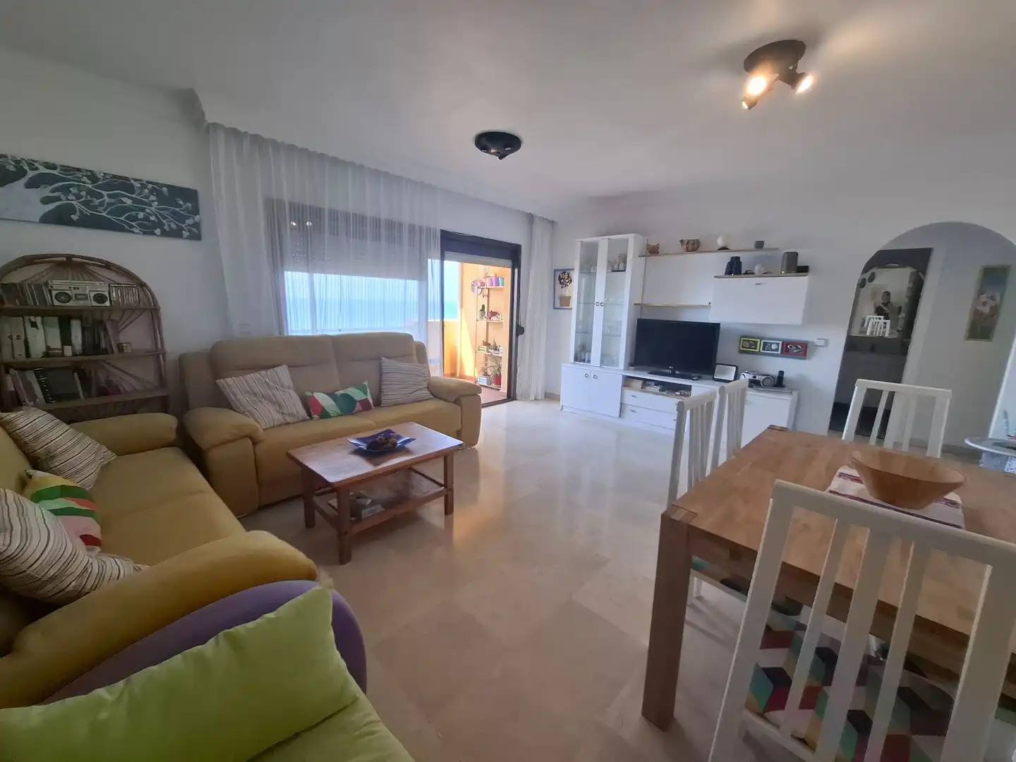 Sala de estar de Apartamento de alquiler en Benalmádena con Terraza, Amueblado y Piscina comunitaria
