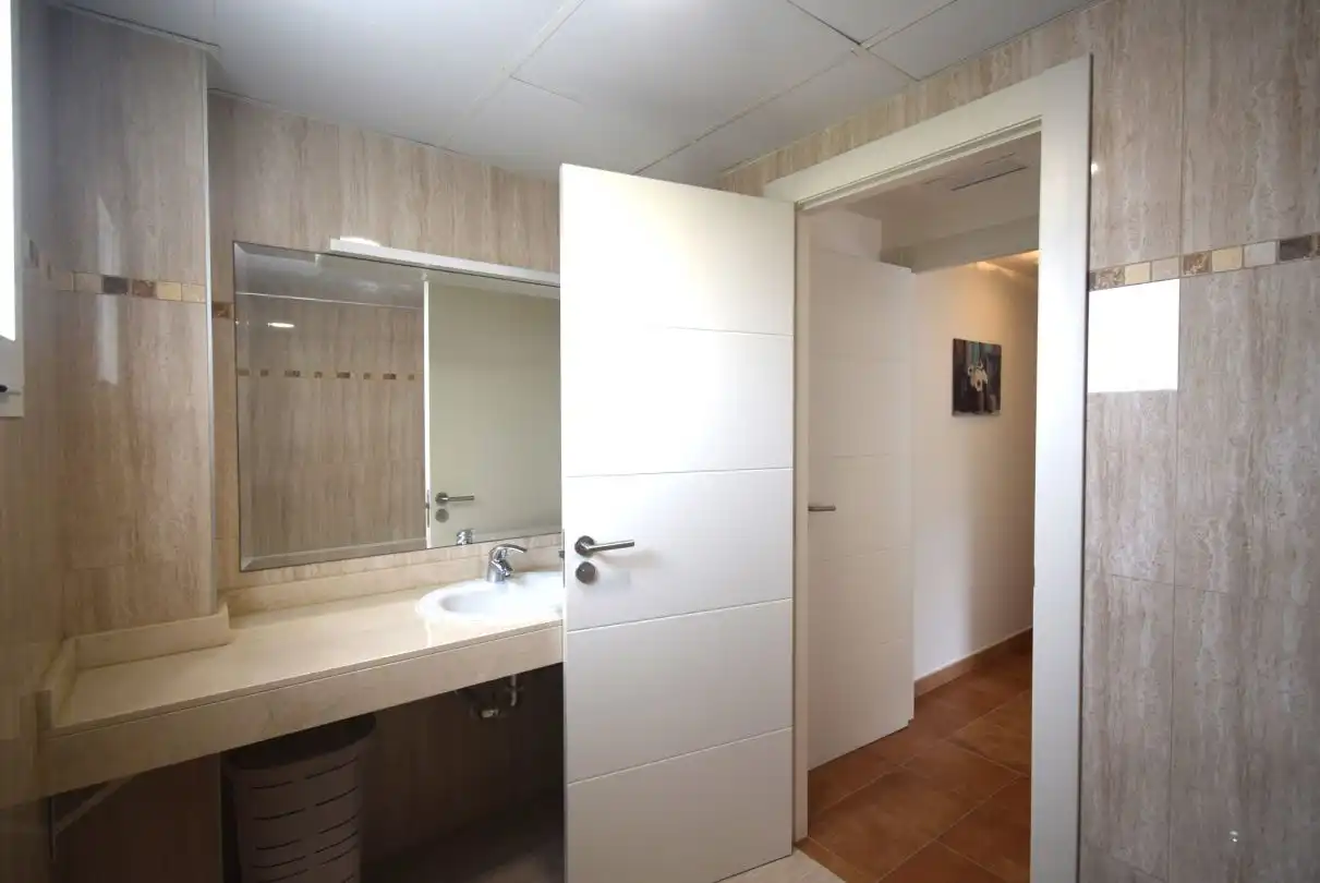 Bany de Apartament de lloguer en La Alcaidesa amb Aire condicionat, Calefacció i Jardí privat