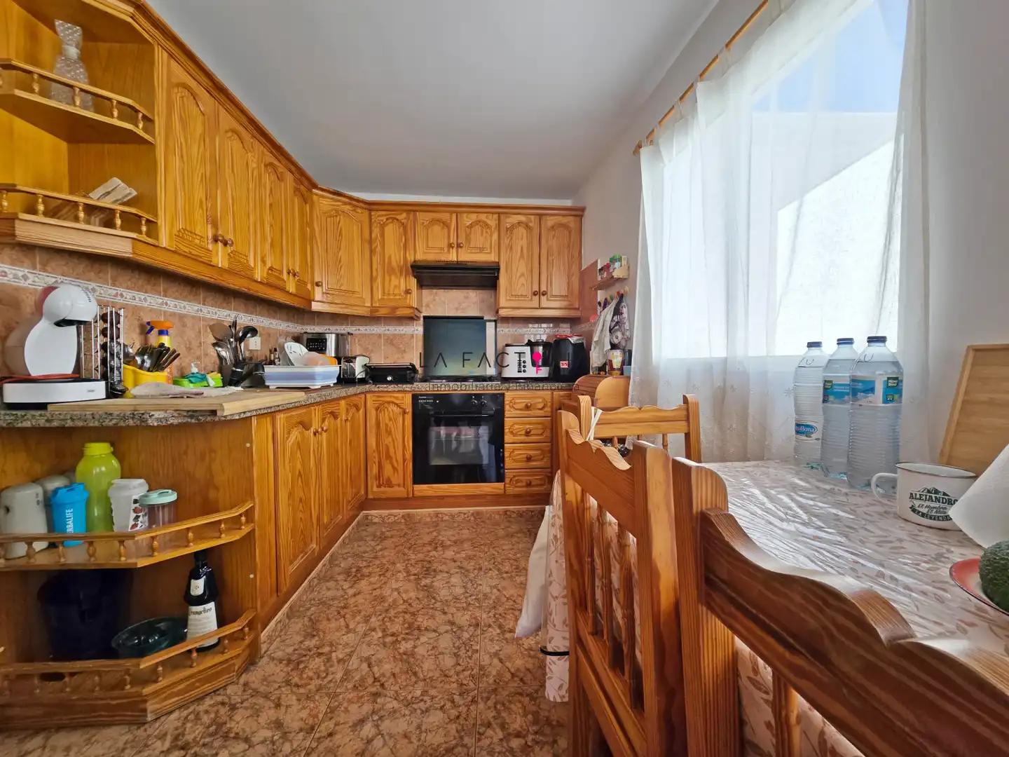 Küche von Einfamilien-Reihenhaus zum Verkauf in Guía de Isora mit Terrasse, Möbliert und Ofen