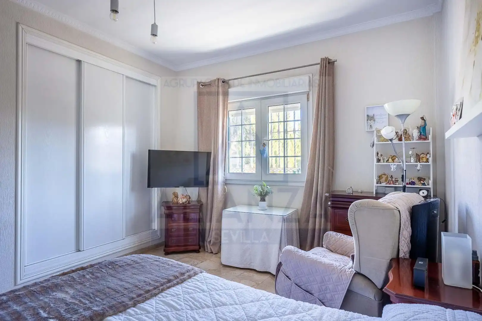Bedroom of Houses for sale in Valencina de la Concepción  with Air Conditioner, Private garden and Community pool