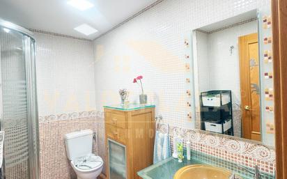 Bathroom of Flat for sale in Valdemoro  with Air Conditioner, Heating and Terrace