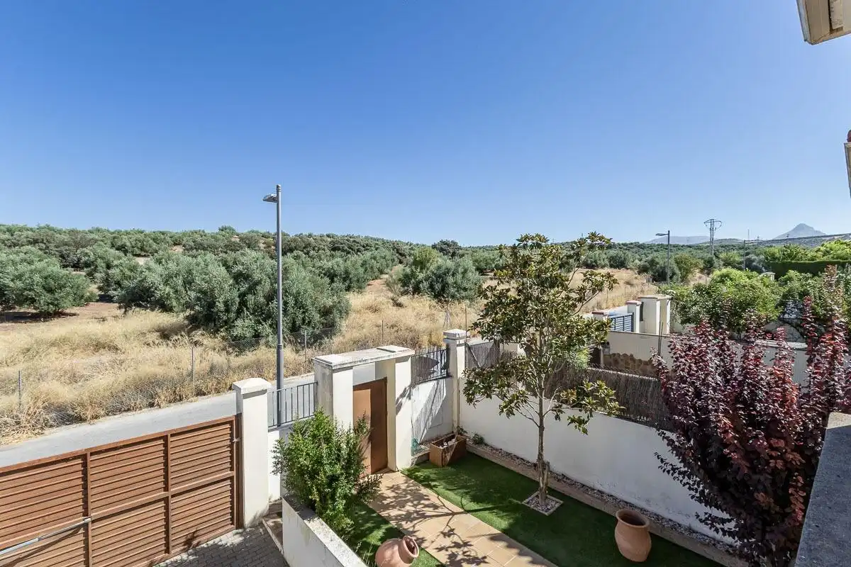 Jardí de Casa adosada en venda en Albolote amb Aire condicionat, Calefacció i Jardí privat