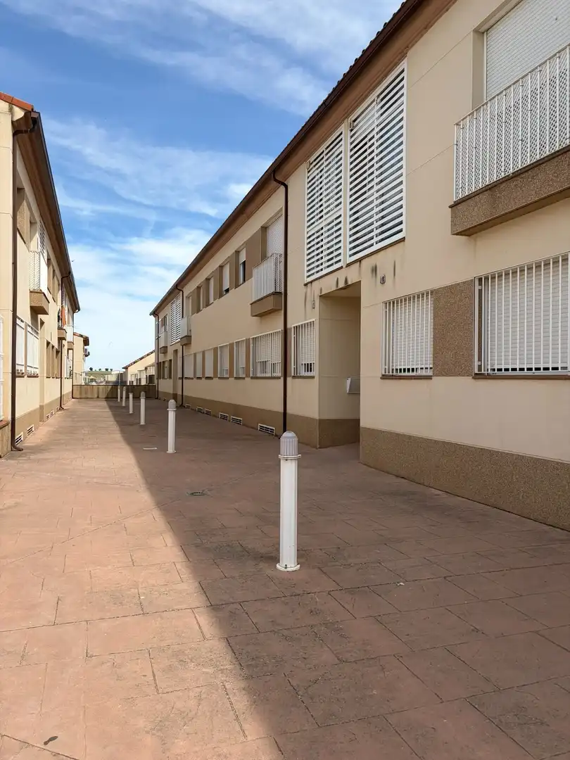 Vista exterior de Piso en venta en Ontígola con Calefacción, Trastero y Piscina comunitaria