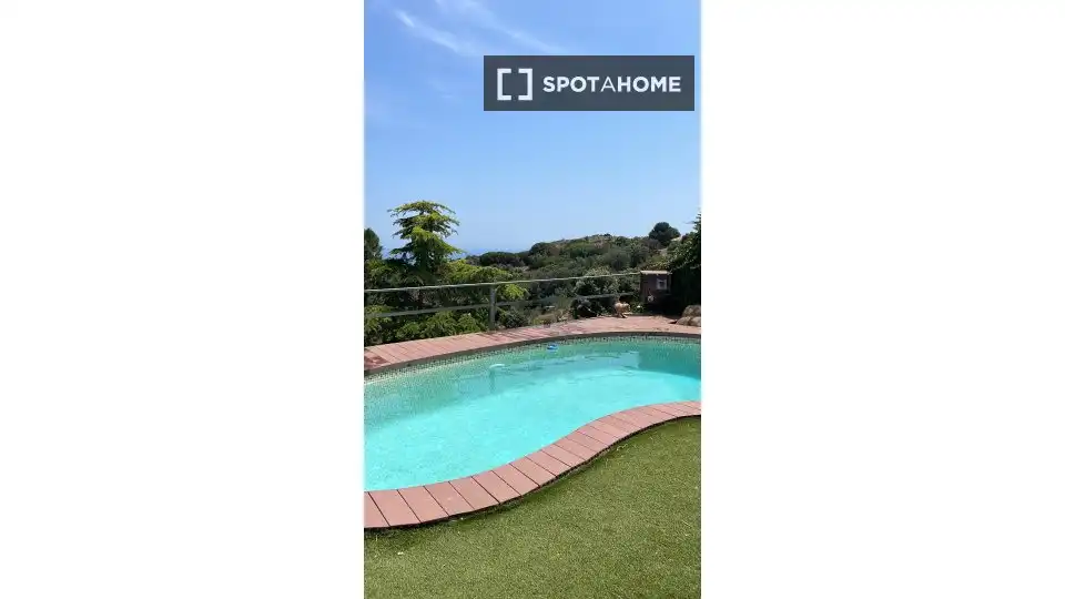 Piscina de Piso para compartir en Alella con Aire acondicionado, Calefacción y Amueblado