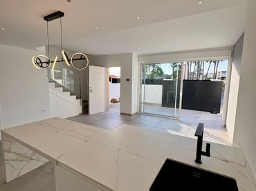 Maison mitoyenne avec balcon à vendre à Avenida Academia General Del Aire
