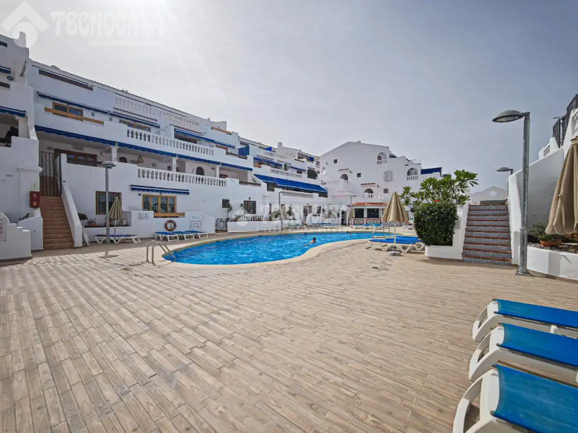 Vista exterior de Piso en venta en Arona con Piscina comunitaria