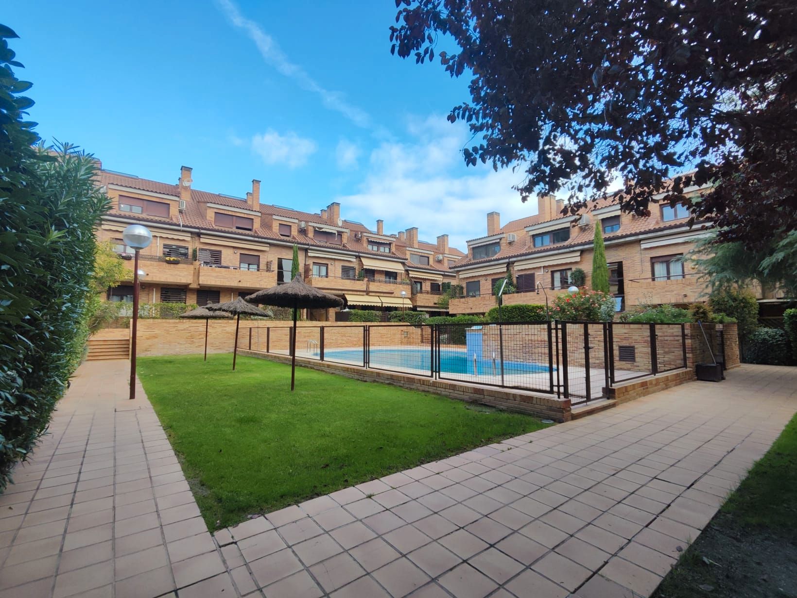 Vista exterior de Dúplex en venta en Sevilla la Nueva con Aire acondicionado, Calefacción y Trastero
