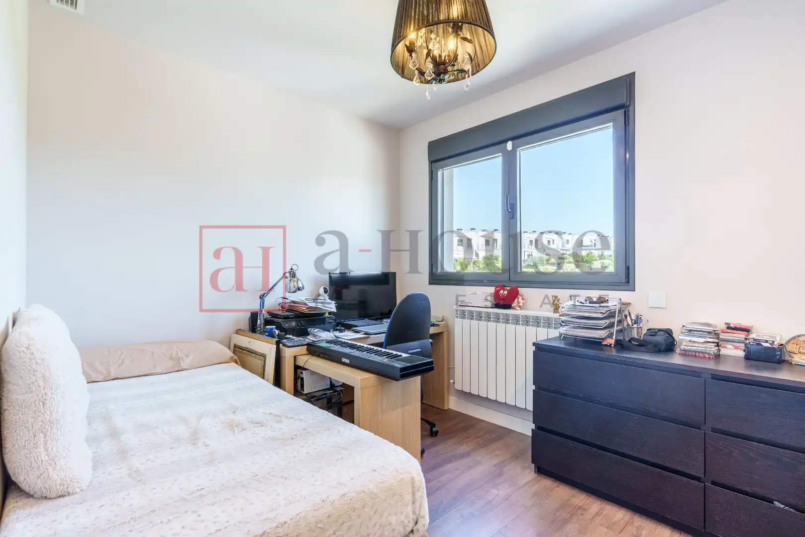 Habitación de Casa adosada en venta en Boadilla del Monte con Aire acondicionado, Calefacción y Jardín privado