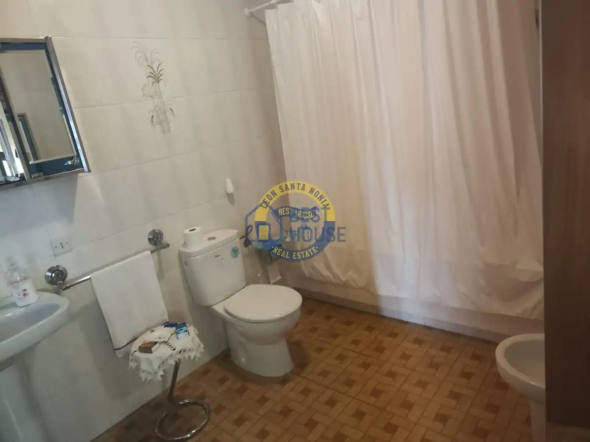 Bathroom of Houses for sale in Villanueva de las Manzanas, León