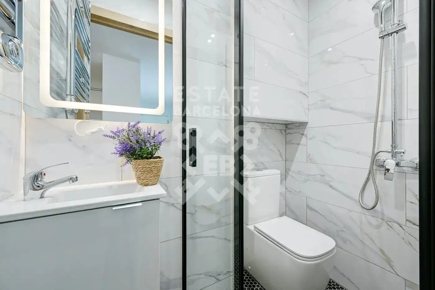 Badezimmer von Wohnung zum Verkauf in Lloret de Mar mit Klimaanlage, Heizung und Privatgarten