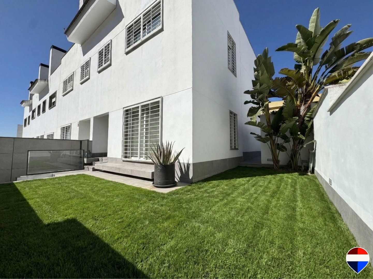 Exterior view of Single-family semi-detached for sale in Mairena del Aljarafe  with Air Conditioner, Terrace and Swimming Pool