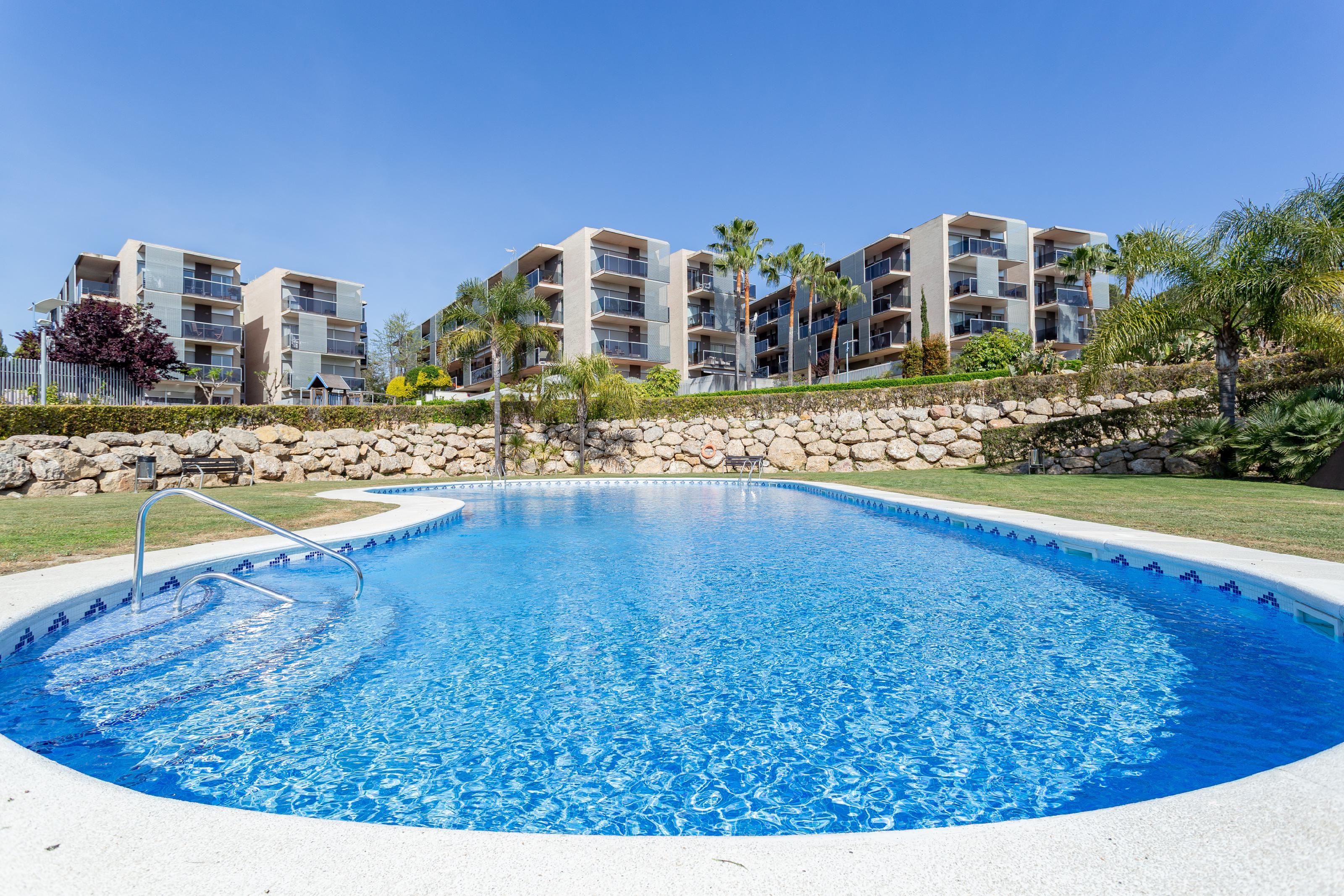Piscina de Apartament en venda en Salou amb Aire condicionat, Calefacció i Jardí privat