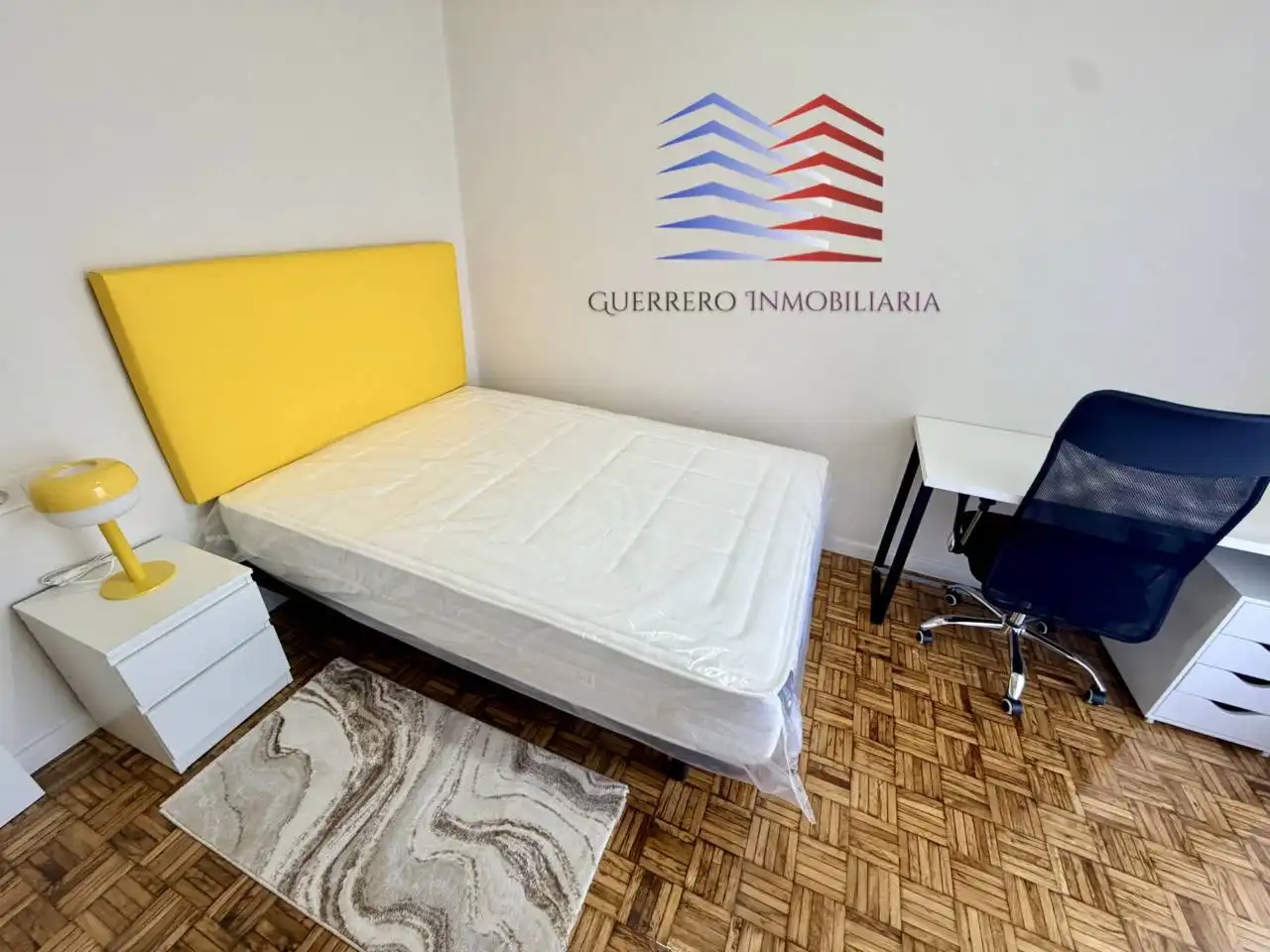 Schlafzimmer von Wohnung zur Miete in Ourense Capital  mit Heizung, Parkett und Möbliert