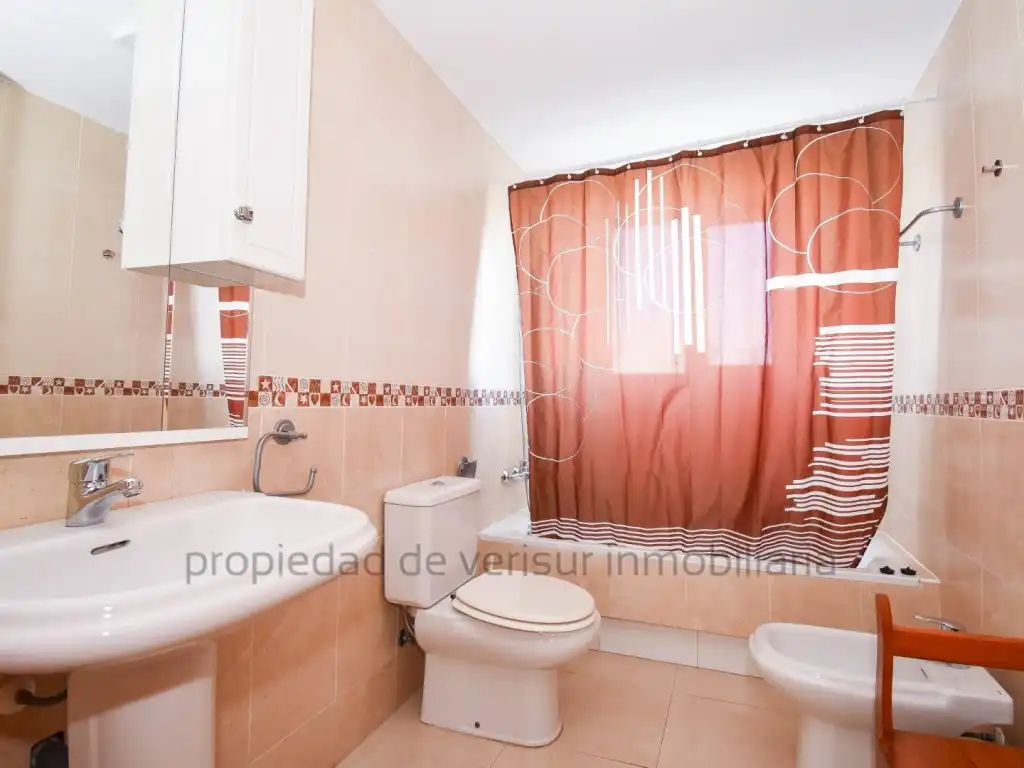 Bany de Apartament de lloguer en Águilas amb Terrassa, Piscina i Moblat