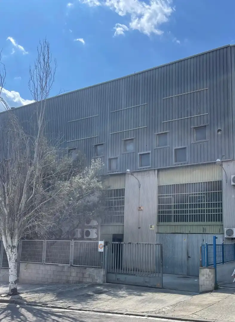 Vista exterior de Nave industrial de alquiler en Sant Joan Despí con Calefacción y Alarma
