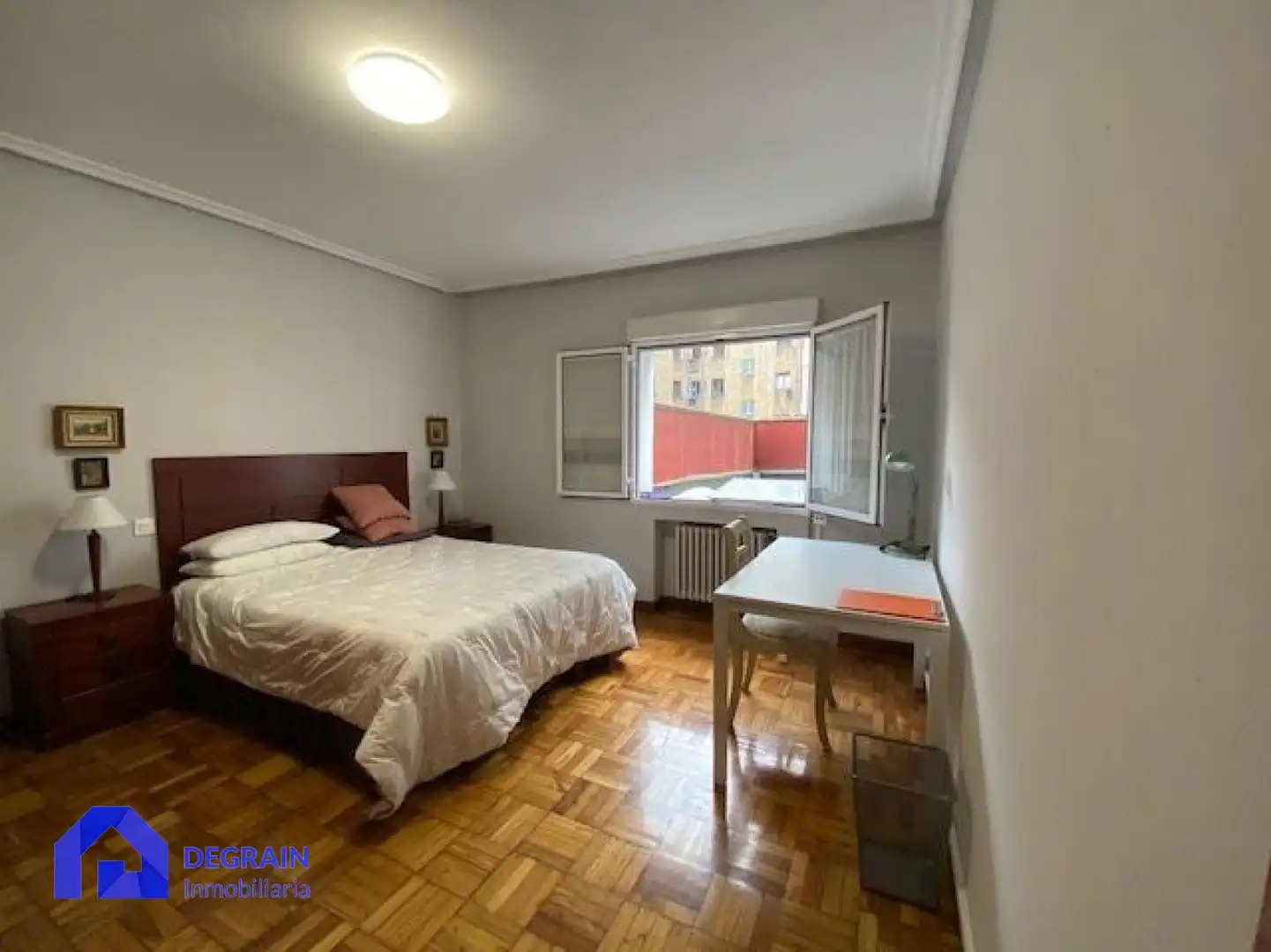 Schlafzimmer von Erdgeschoss zur Miete in Oviedo  mit Abstellraum und Möbliert