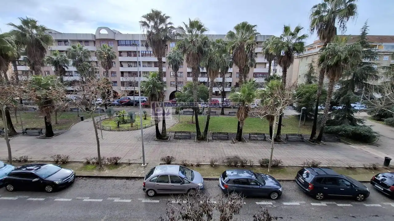Vista exterior de Pis en venda en Cáceres amb Calefacció, Parquet i Traster