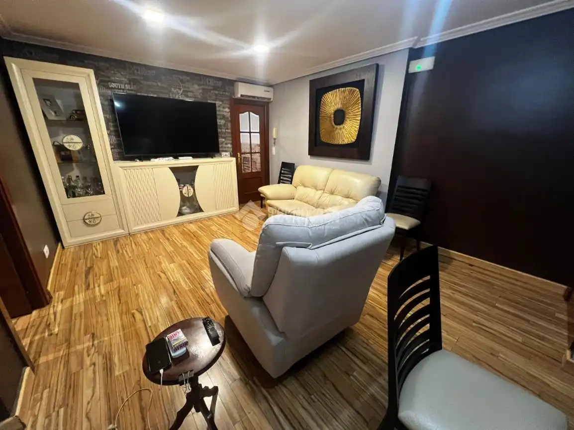 Sala d'estar de Casa adosada en venda en Badajoz amb Aire condicionat i Terrassa