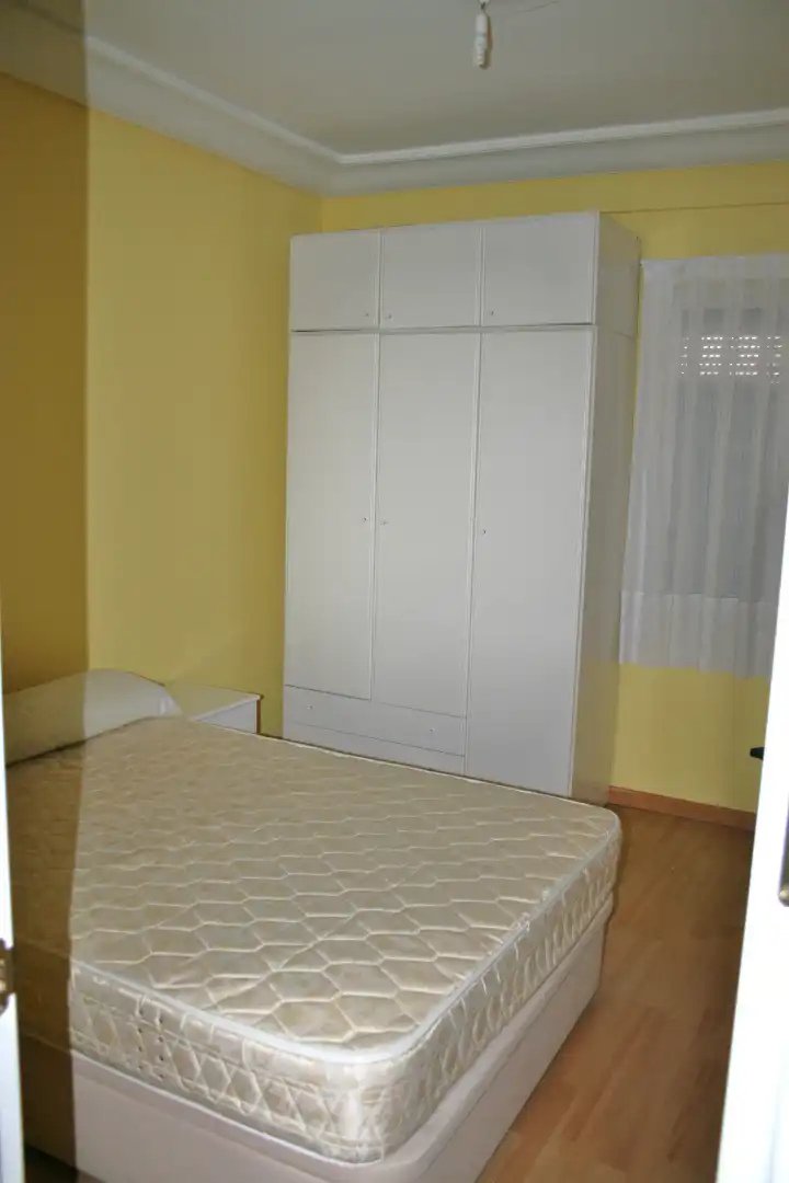 Schlafzimmer von Wohnung zur Miete in Zaragoza mit Heizung, Parkett und Möbliert