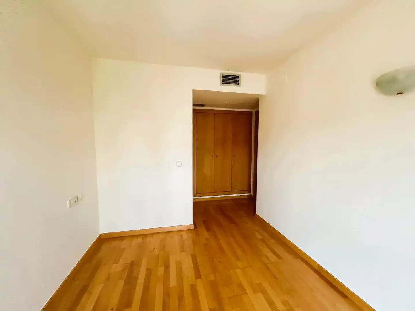Schlafzimmer von Wohnung zur Miete in Girona mit Klimaanlage, Heizung und Parkett