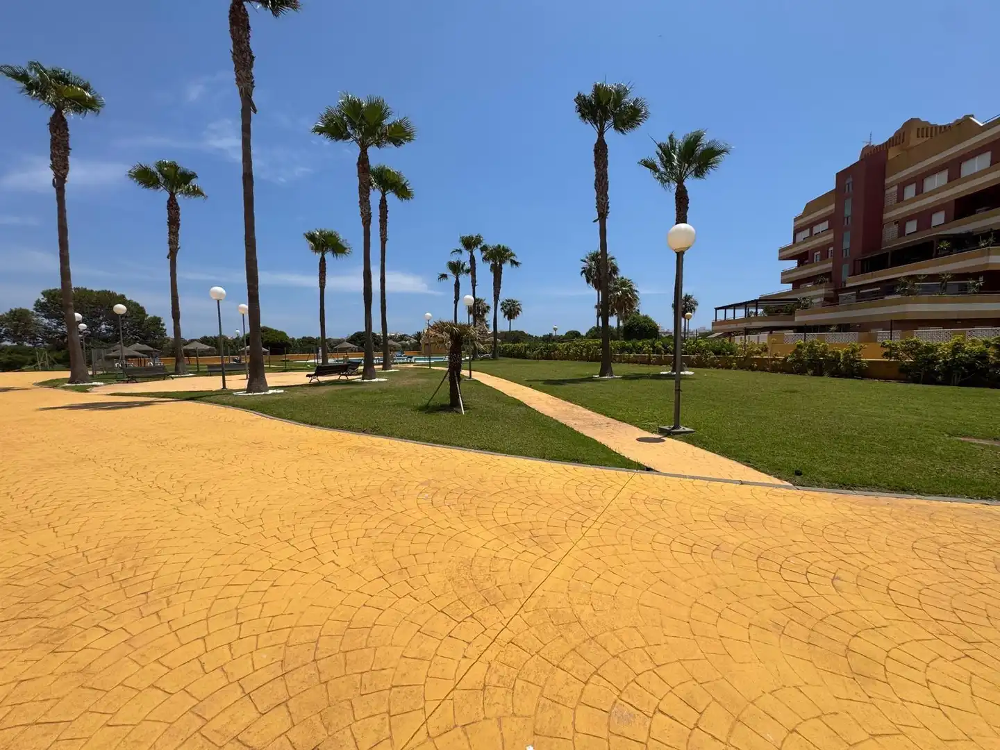 Vista exterior de Pis en venda en Roquetas de Mar amb Aire condicionat, Terrassa i Piscina