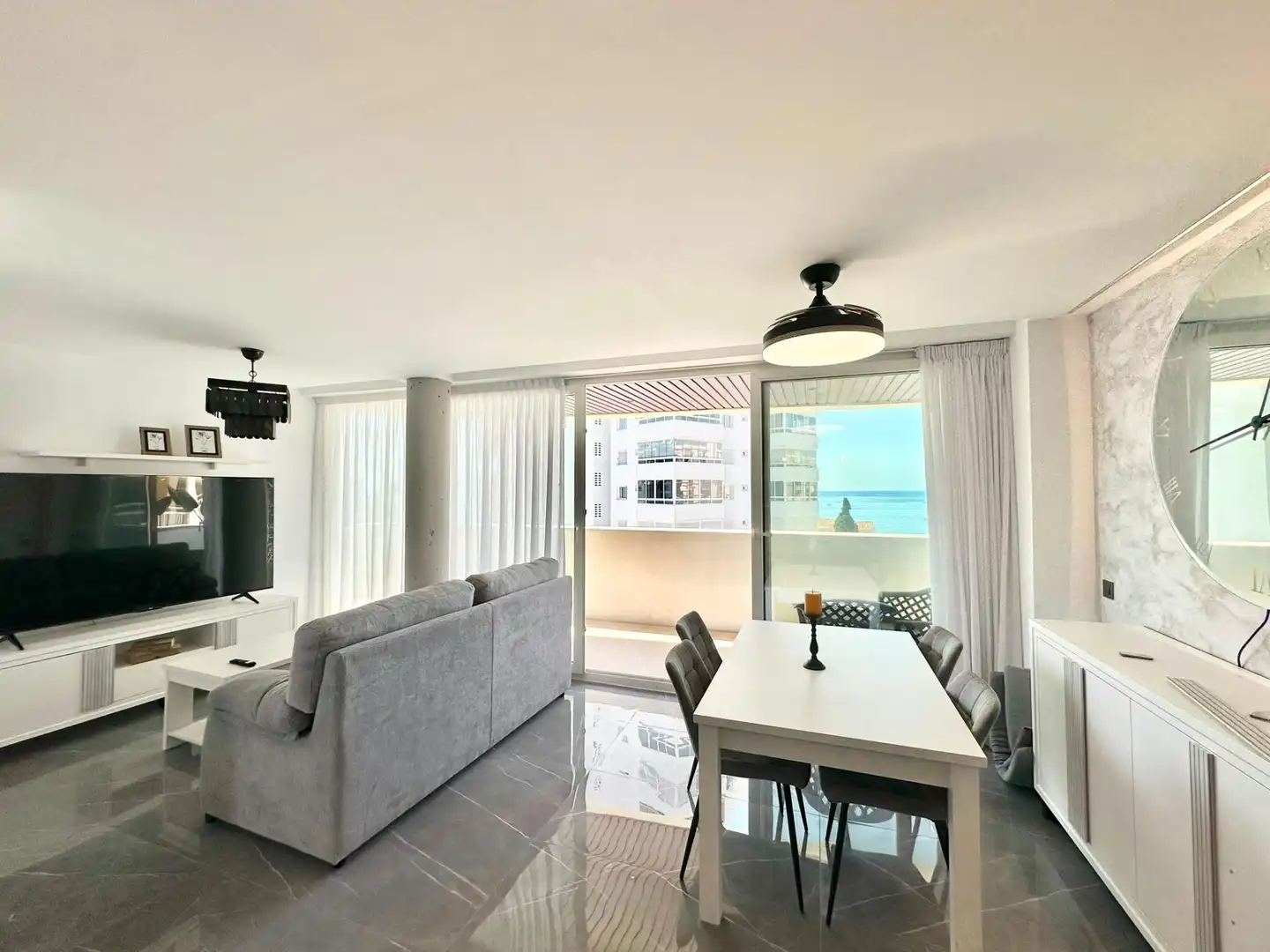 Sala de estar de Ático en venta en Benalmádena con Aire acondicionado, Terraza y Trastero