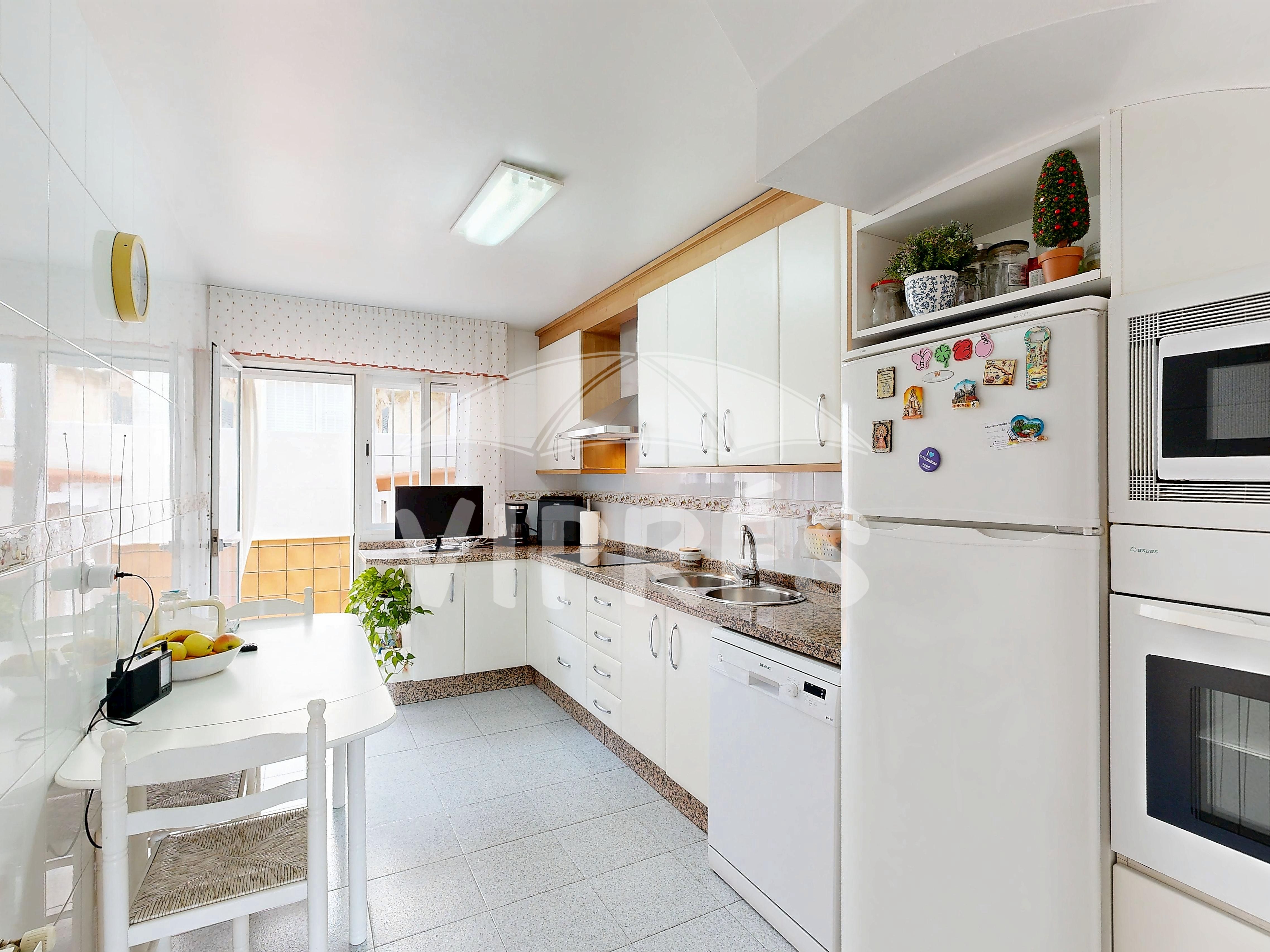 Cuina de Casa adosada en venda en Mérida amb Traster i Moblat