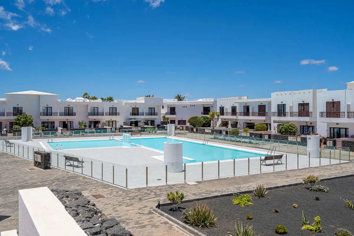 Vista exterior de Dúplex en venta en Teguise con Piscina comunitaria