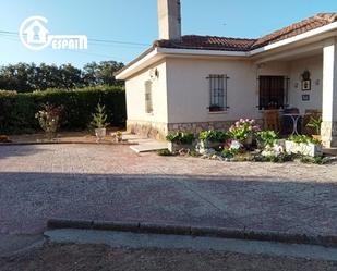 Vista exterior de Casa o xalet en venda en Guadalajara Capital amb Calefacció, Jardí privat i Terrassa