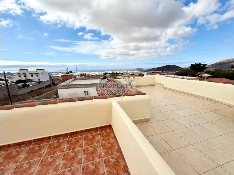 Vista exterior de Casa o chalet en venta en Arona con Terraza, Piscina y Amueblado