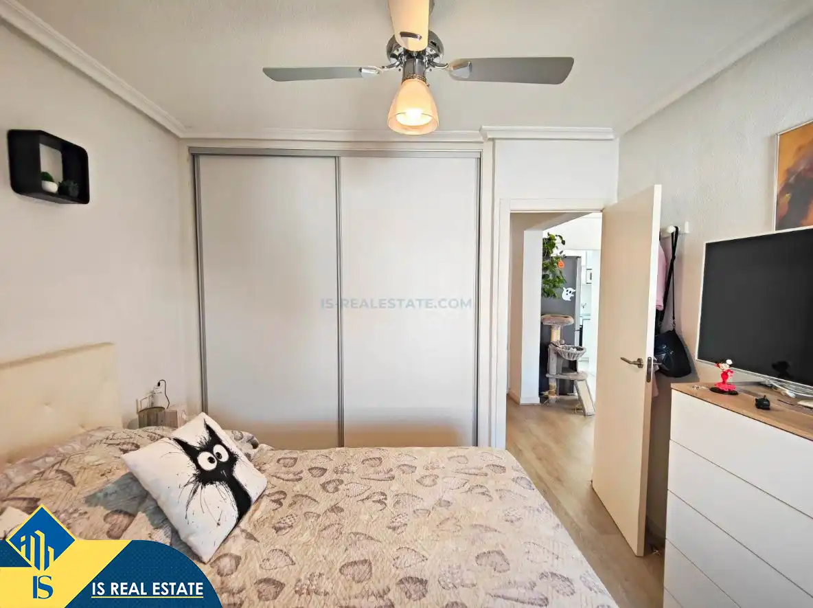 Habitación de Casa adosada en venta en Torrevieja con Aire acondicionado, Calefacción y Jardín privado