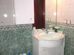 Badezimmer von Wohnung zur Miete in Gijón  mit Heizung, Parkett und Möbliert