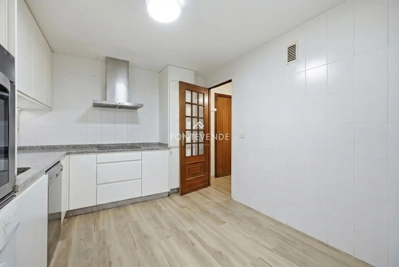 Cocina de Piso en venta en Pontevedra Capital  con Calefacción, Trastero y Amueblado