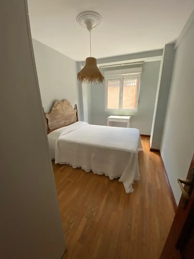 Schlafzimmer von Wohnung zur Miete in Gijón  mit Heizung, Parkett und Terrasse