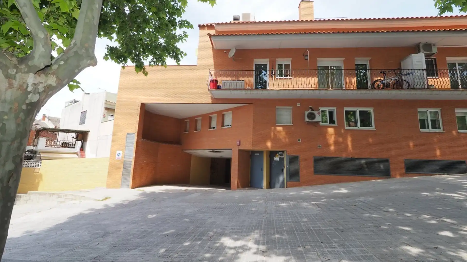 Außenansicht von Garage zum Verkauf in Rubí