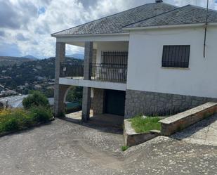 Vista exterior de Casa o xalet en venda en Los Navalmorales amb Jardí privat, Terrassa i Piscina