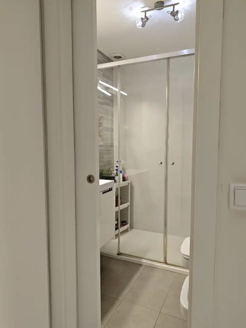 Badezimmer von Einfamilien-Reihenhaus zum Verkauf in Cubelles mit Klimaanlage, Heizung und Privatgarten